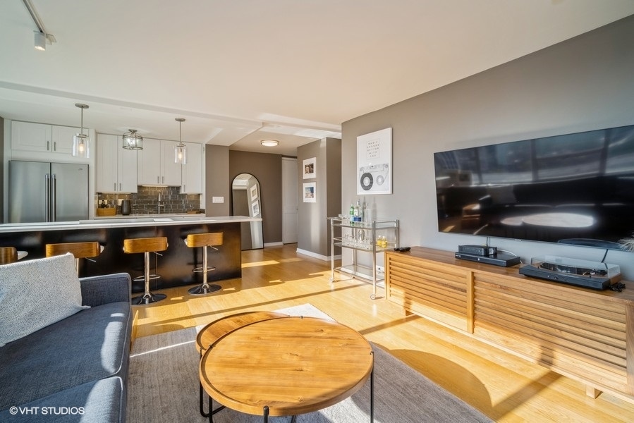 70 W Burton Place Unit: 907