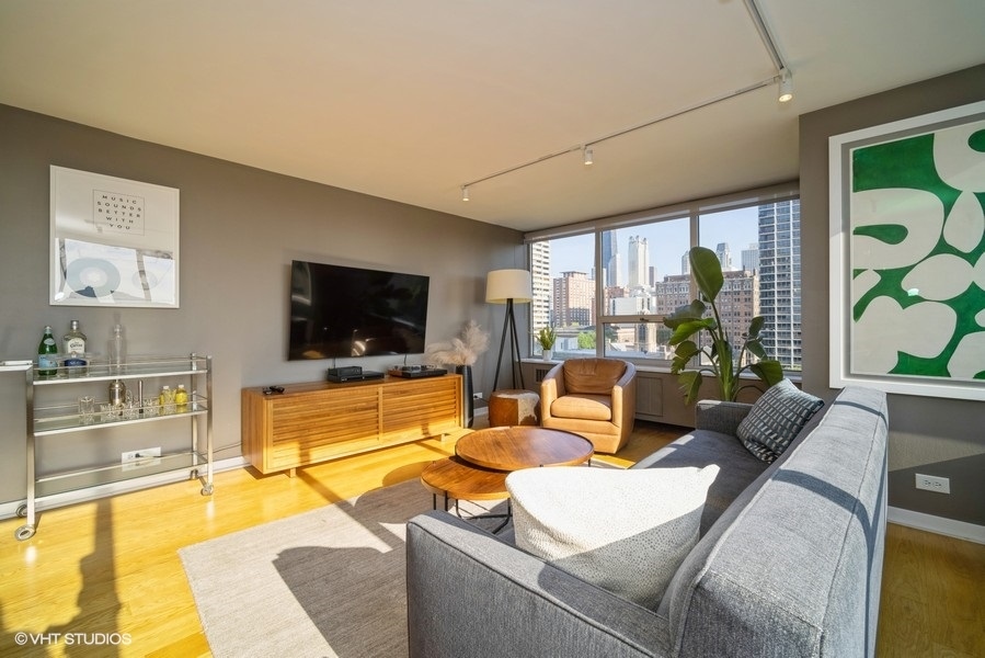 70 W Burton Place Unit: 907