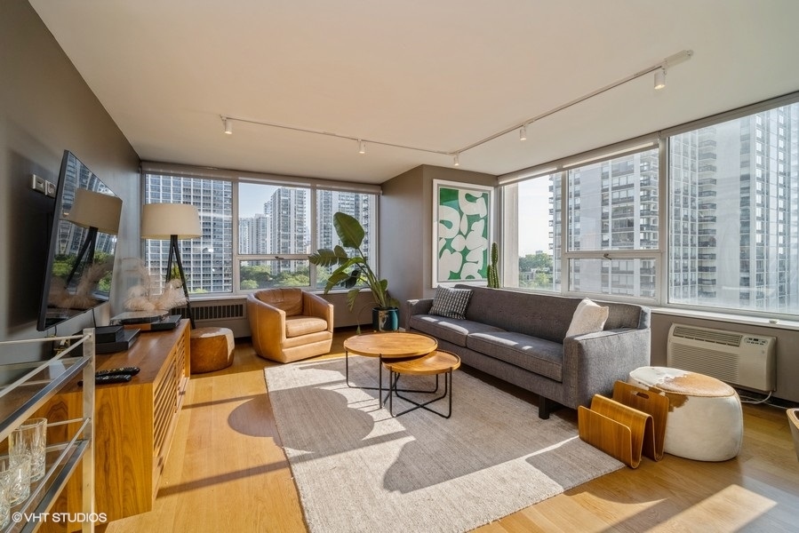 70 W Burton Place Unit: 907