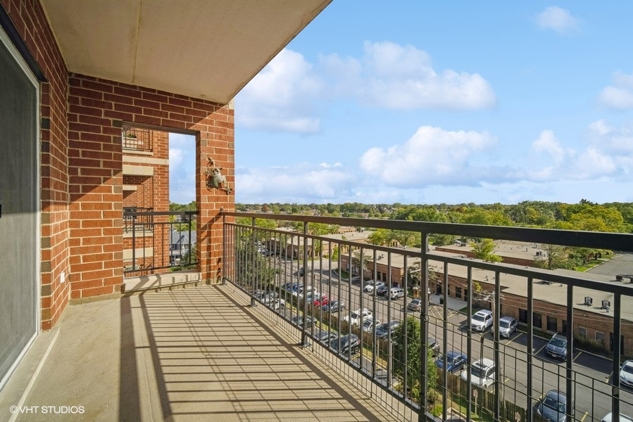 5555 N CUMBERLAND Avenue Unit: 706