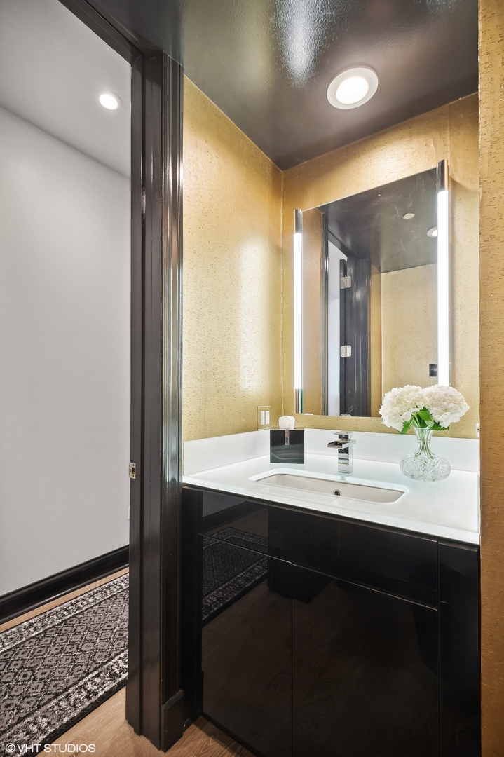 333 N Canal Street Unit: 1706