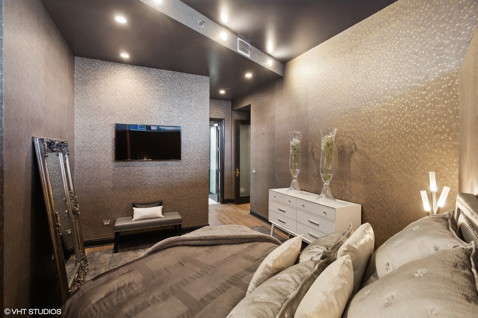 333 N Canal Street Unit: 1706