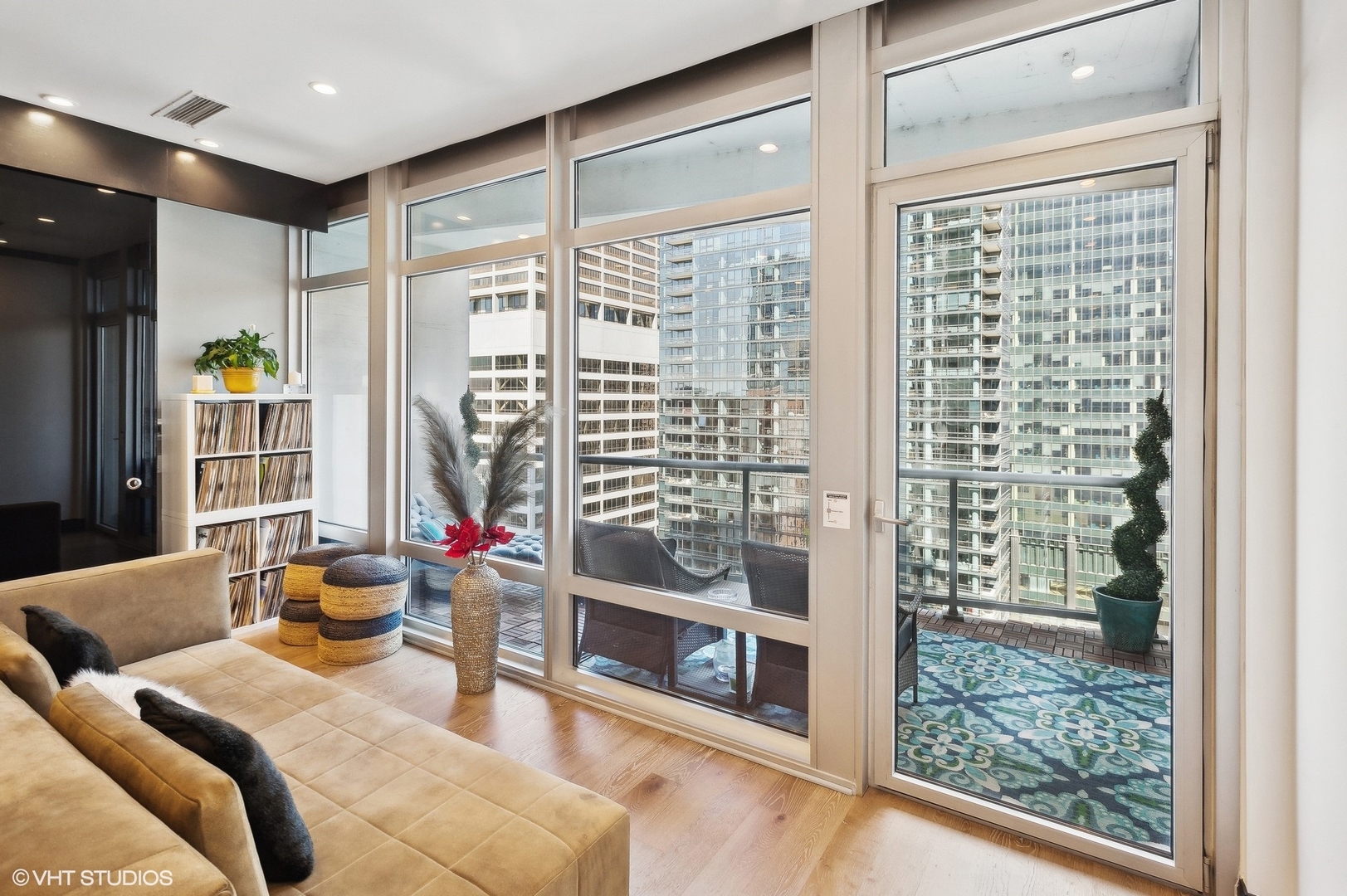 333 N Canal Street Unit: 1706