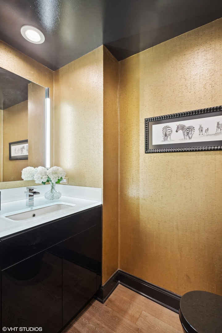 333 N Canal Street Unit: 1706