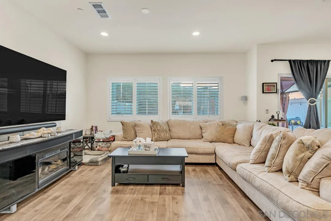 5446 Meridian Pl