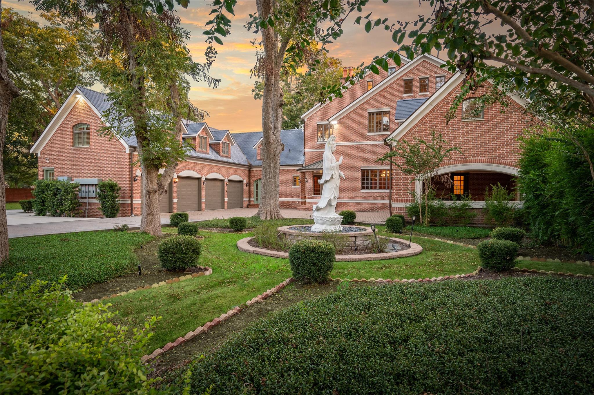 1802 Forest Gate Circle