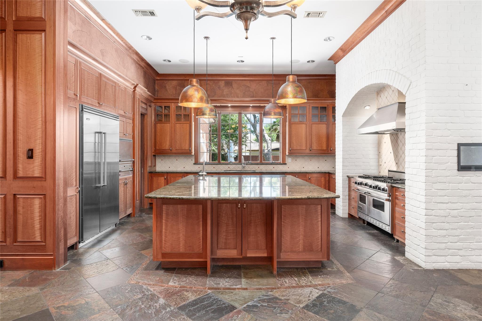 1802 Forest Gate Circle