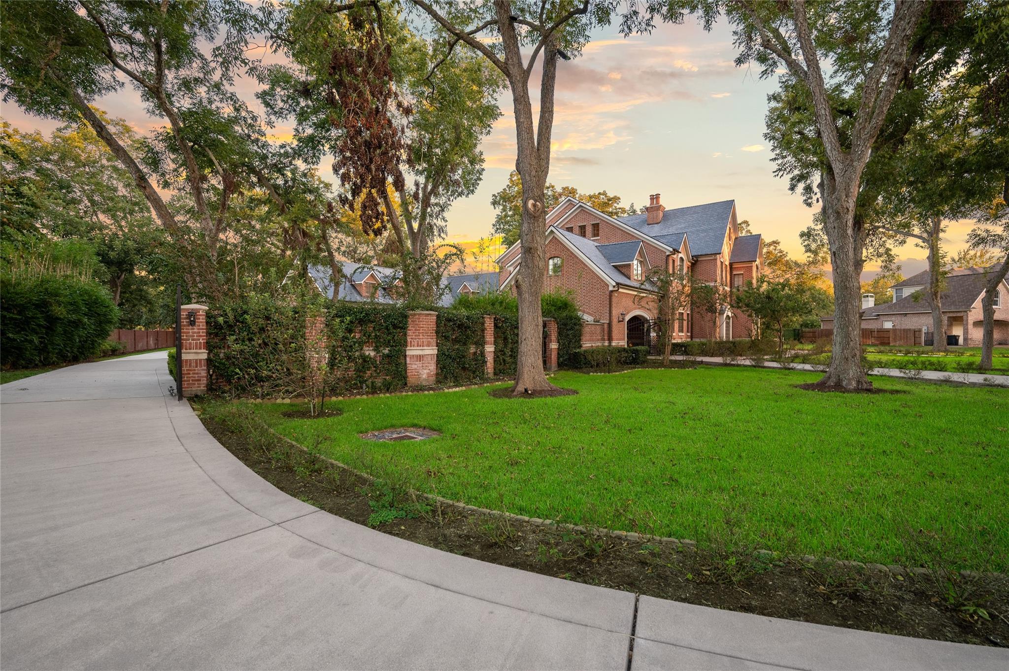 1802 Forest Gate Circle