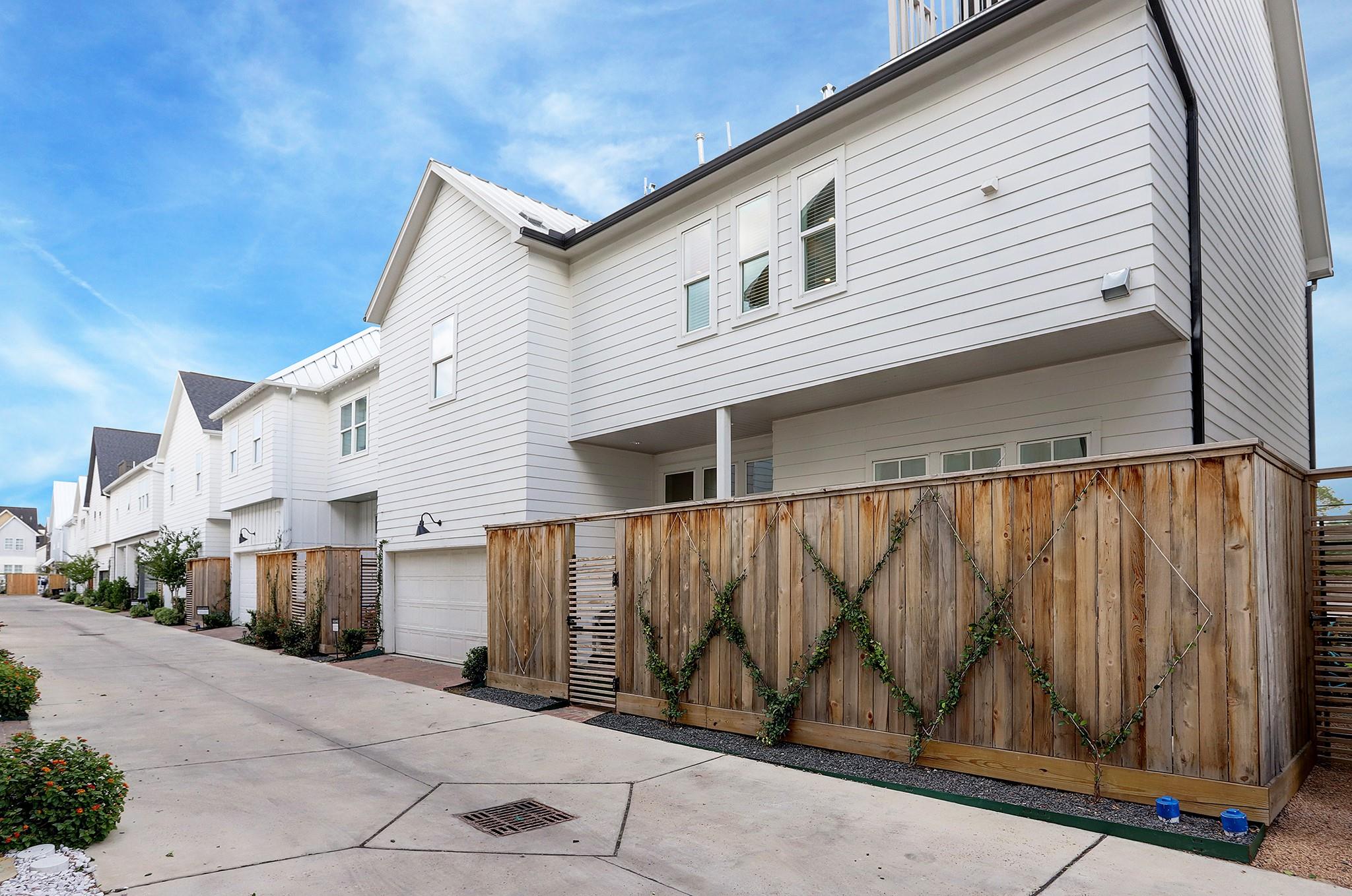 2512 Hollister Street