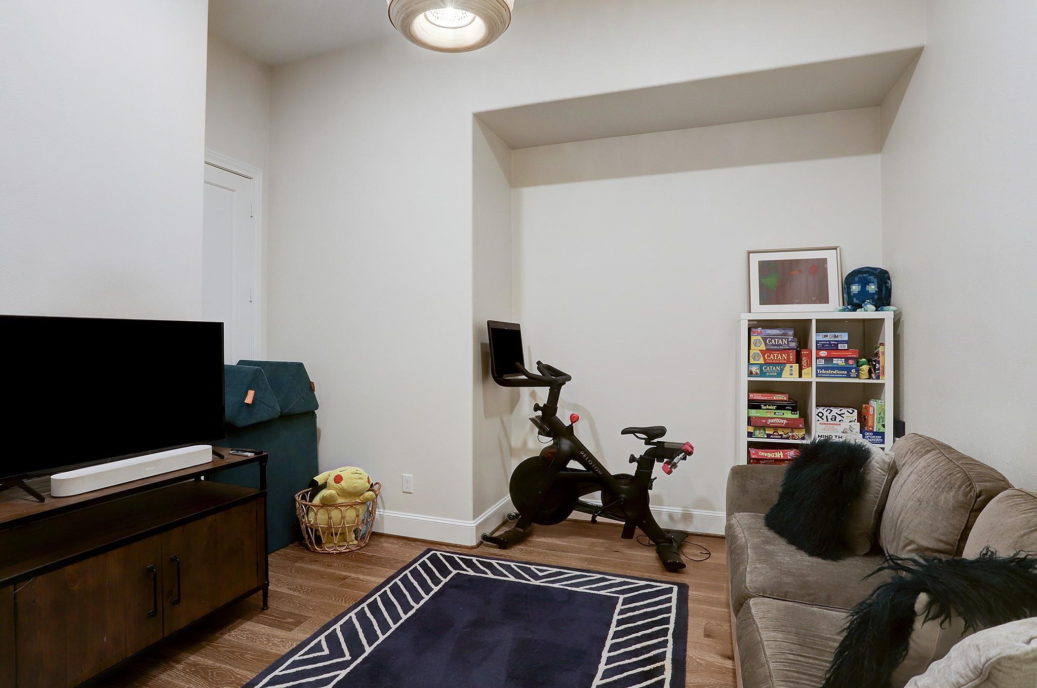 2512 Hollister Street