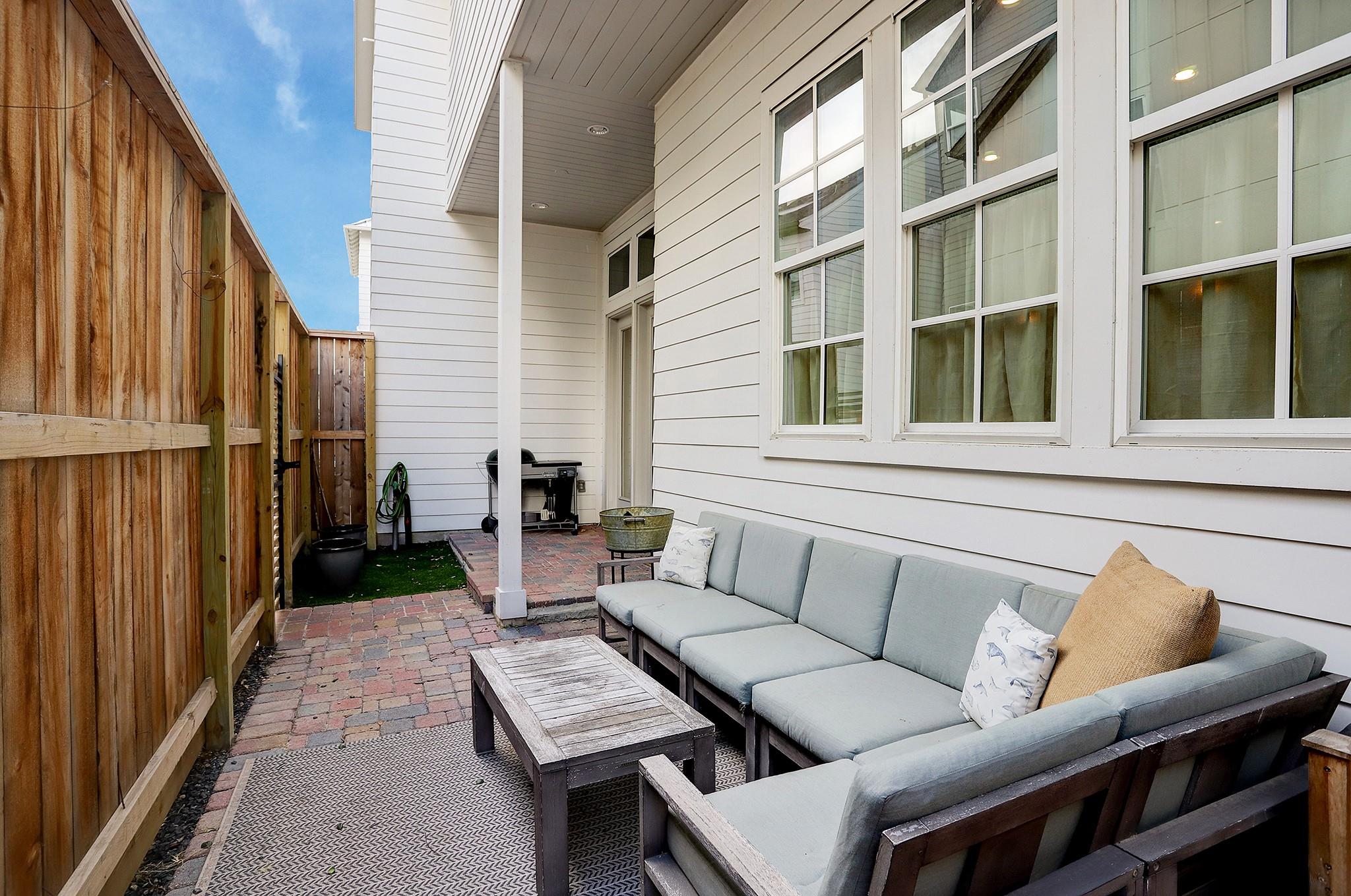 2512 Hollister Street