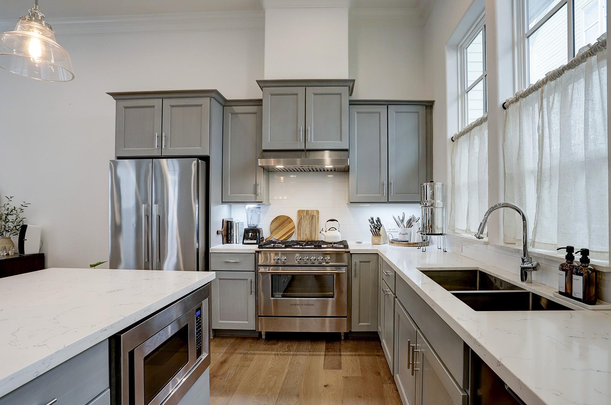 2512 Hollister Street