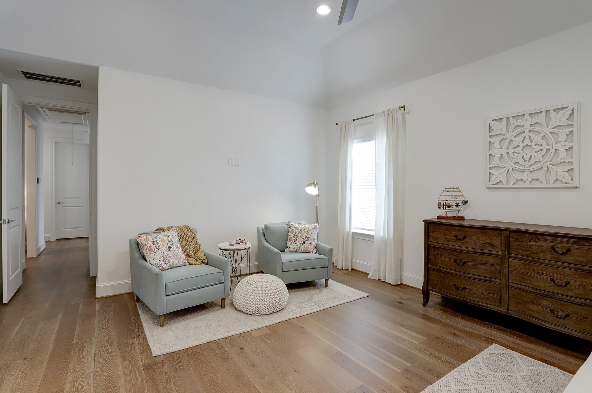 2512 Hollister Street