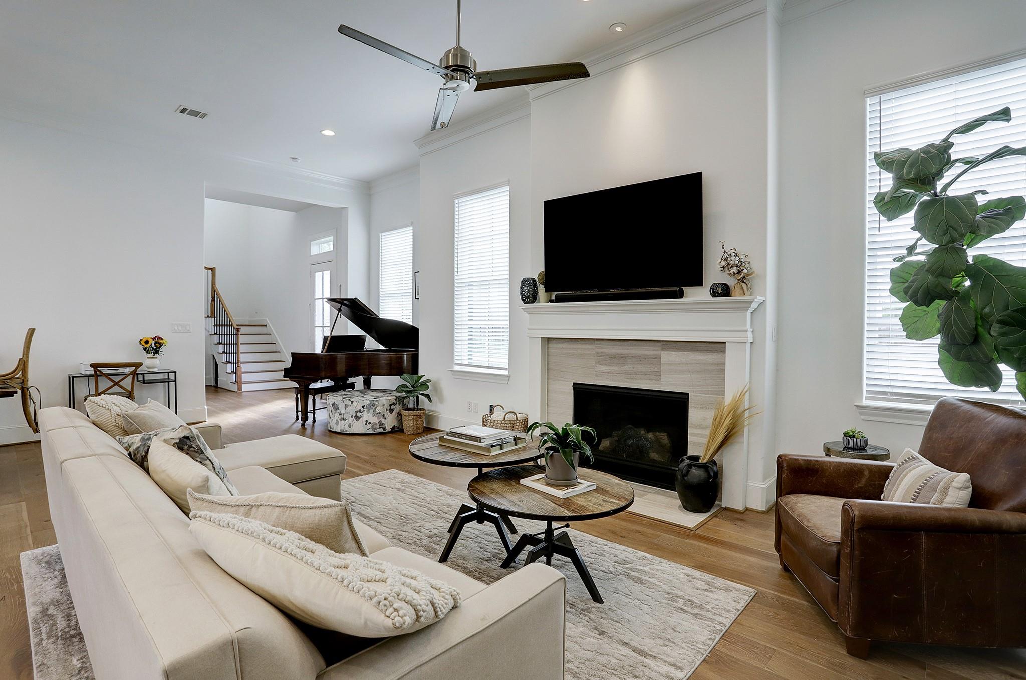 2512 Hollister Street