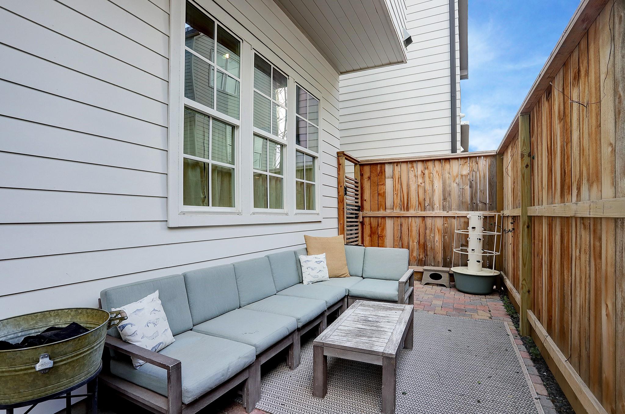 2512 Hollister Street