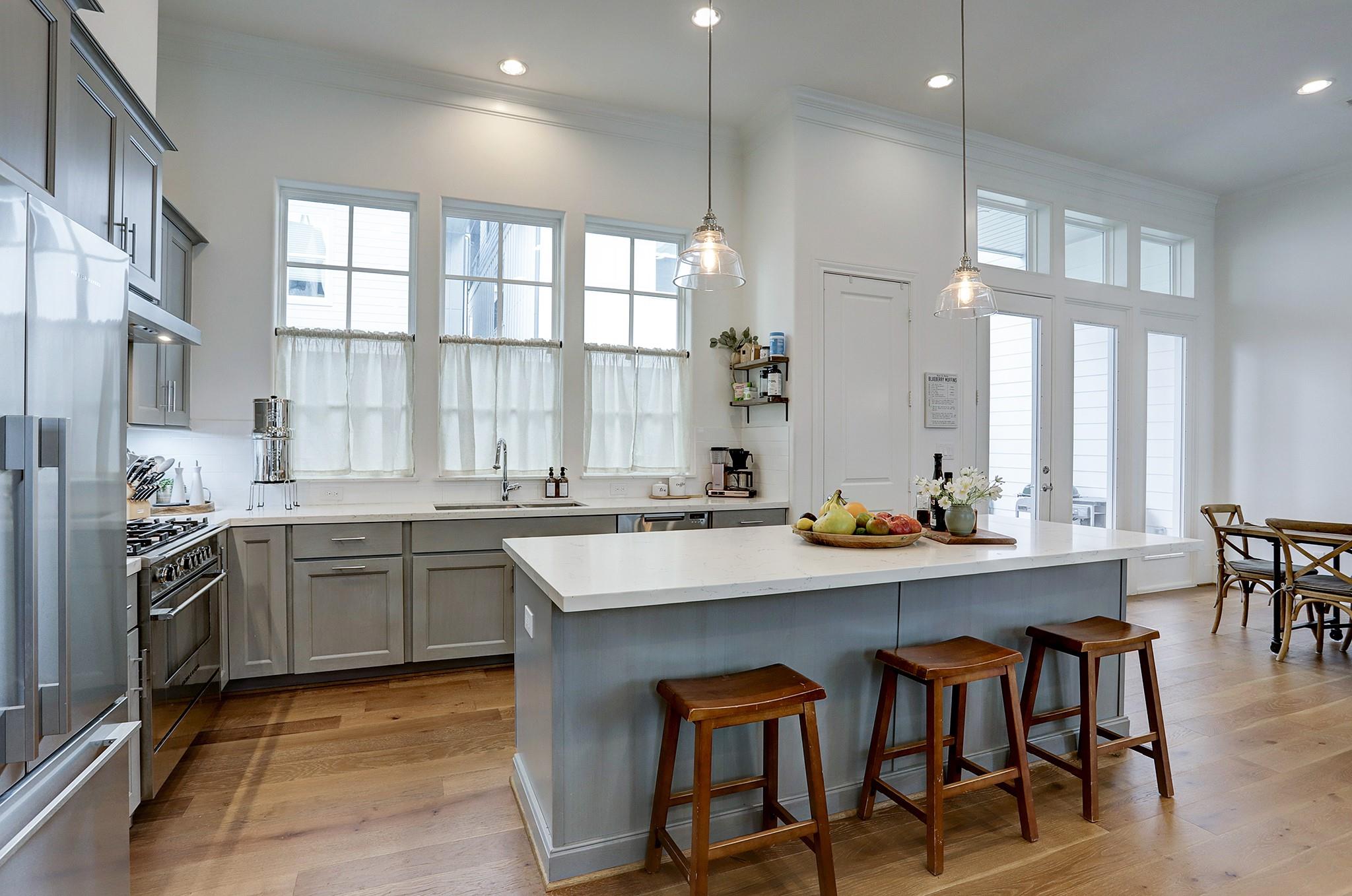 2512 Hollister Street