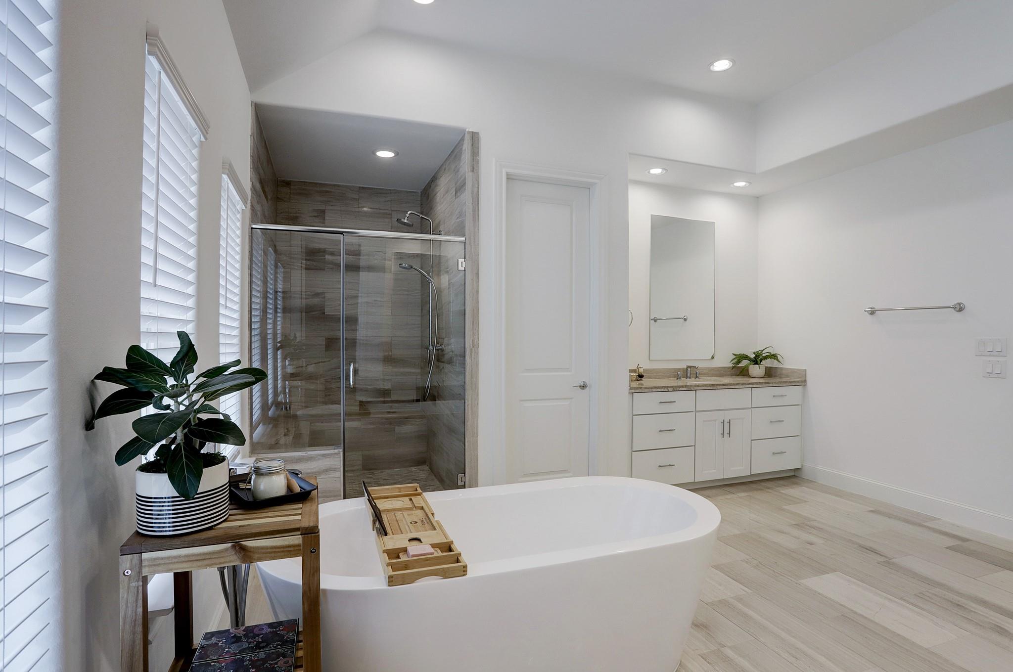 2512 Hollister Street