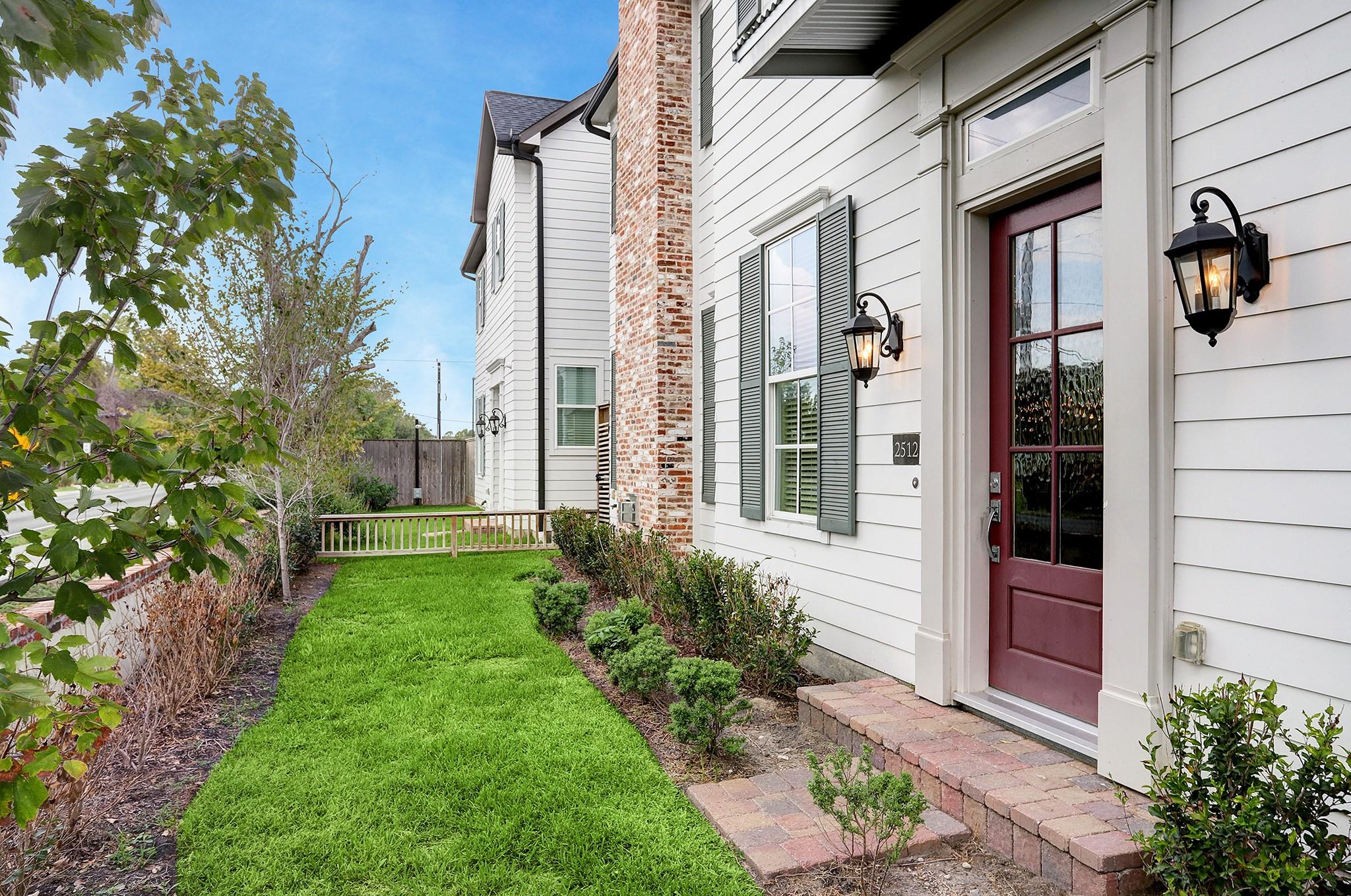 2512 Hollister Street