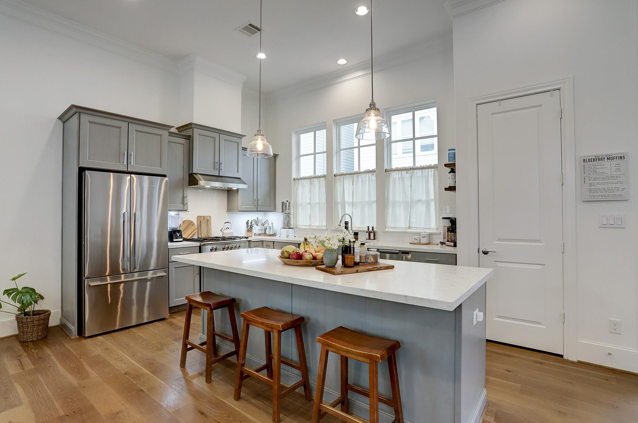 2512 Hollister Street