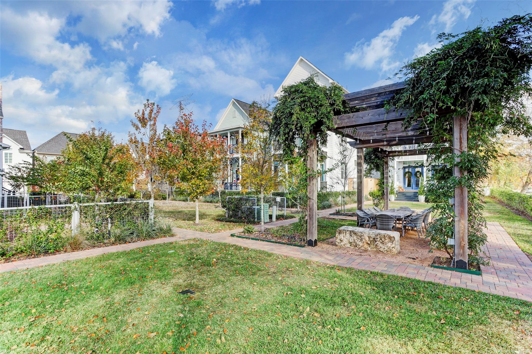 2512 Hollister Street