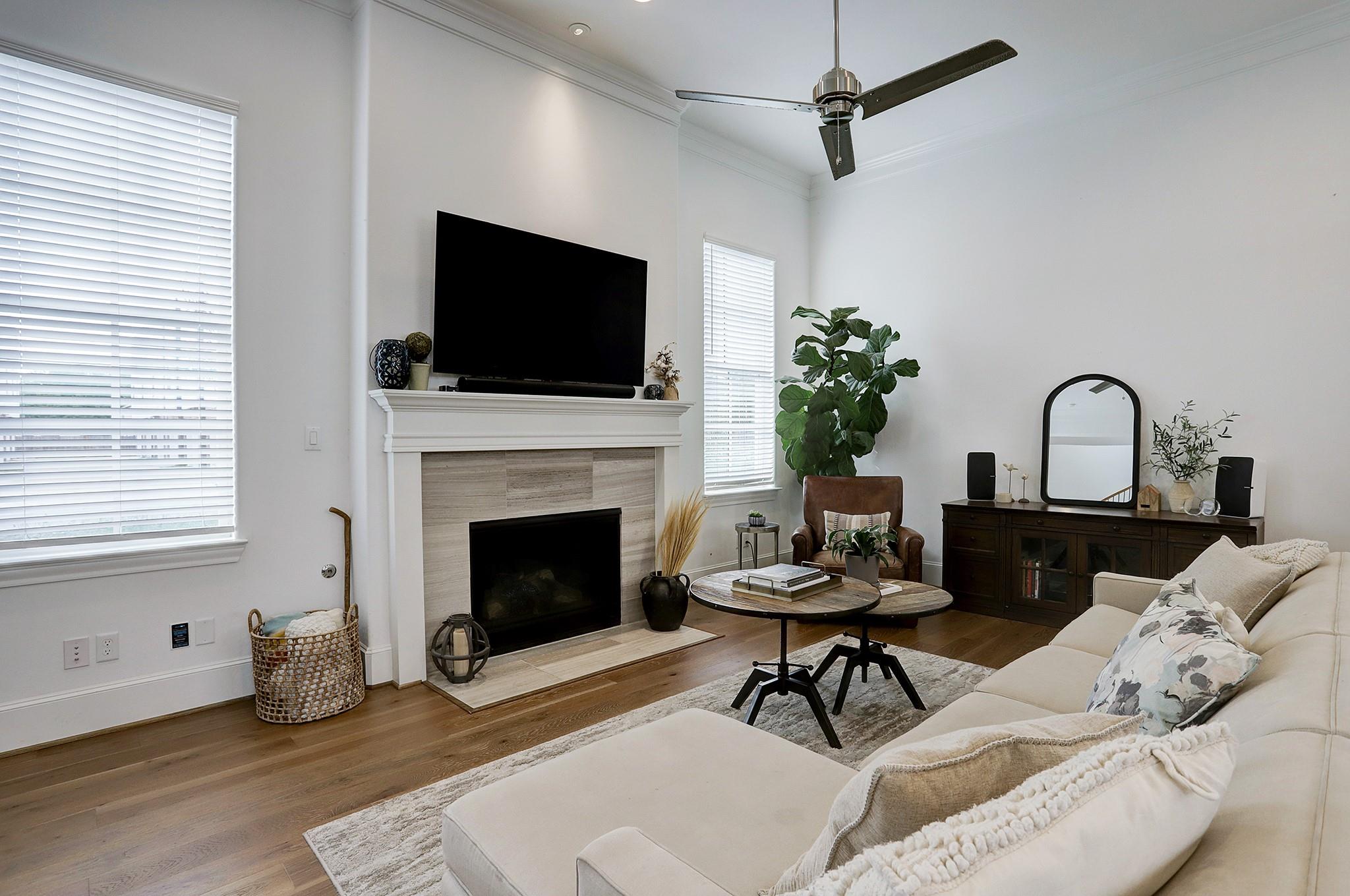 2512 Hollister Street