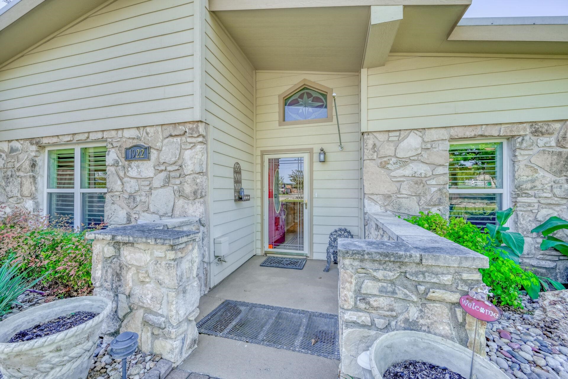 1922 Blubonnet Lane