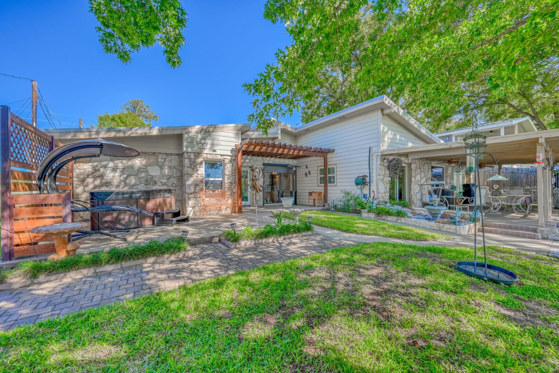 1922 Blubonnet Lane