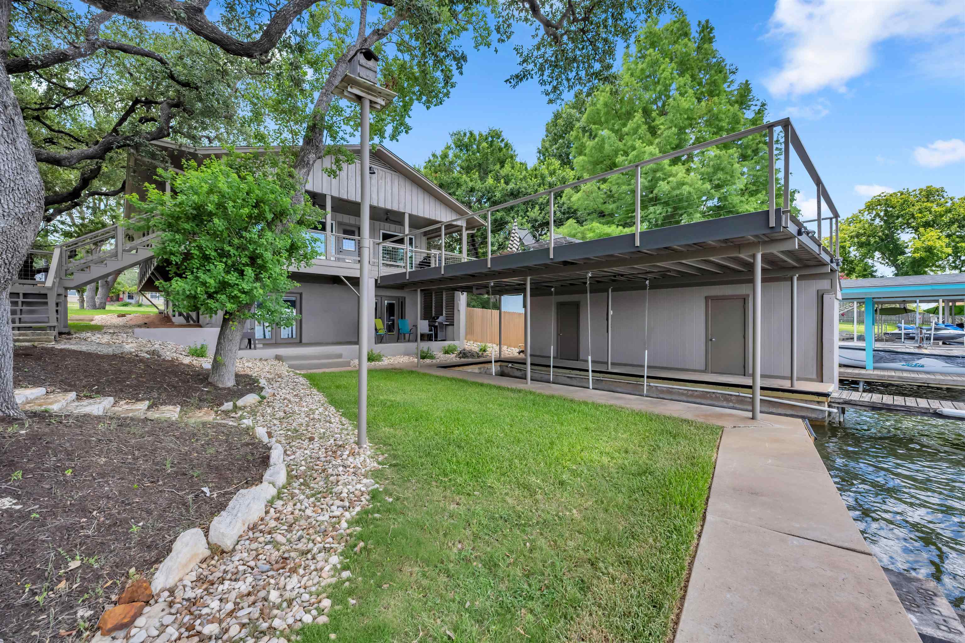 2814 Lakeview Drive