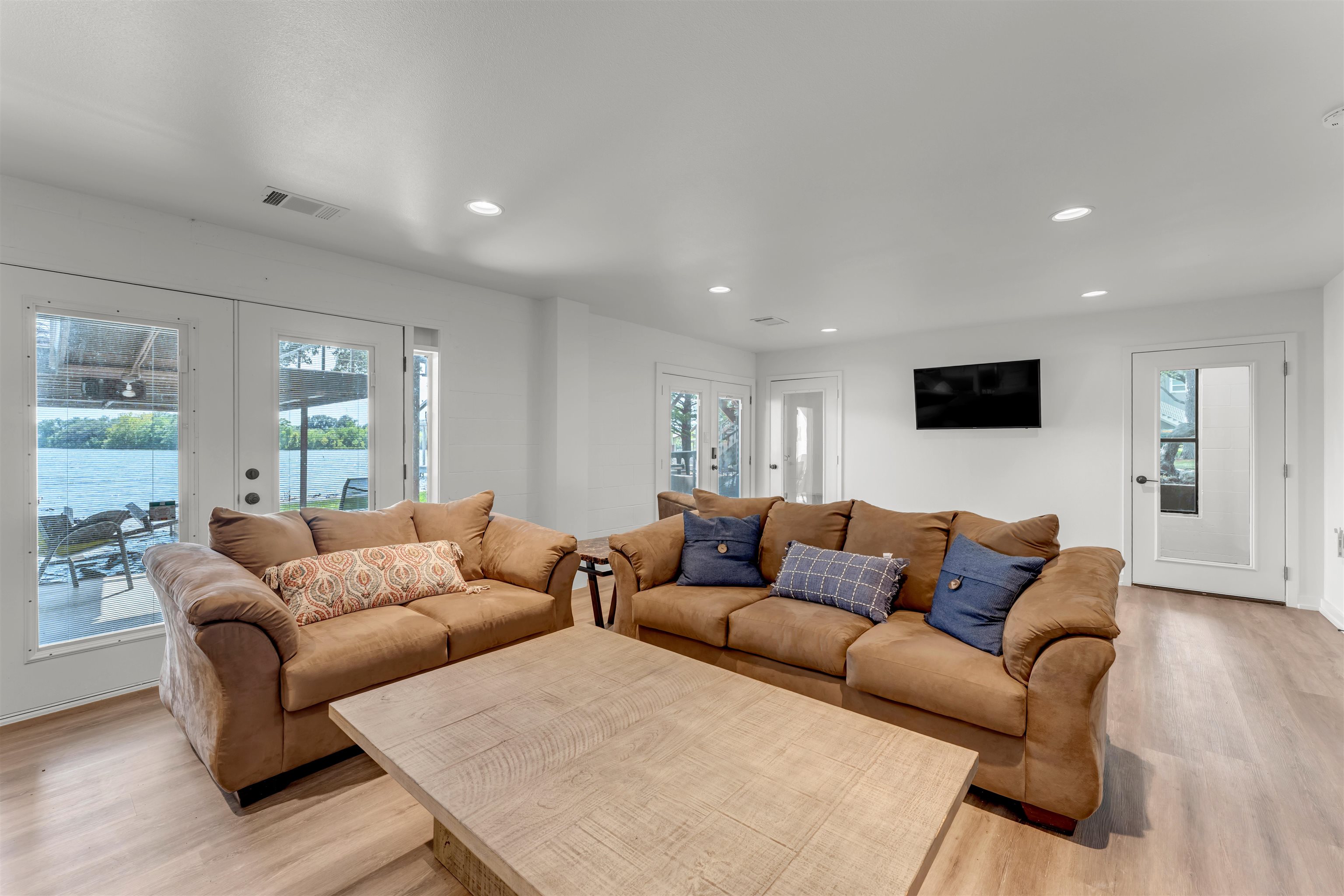 2814 Lakeview Drive