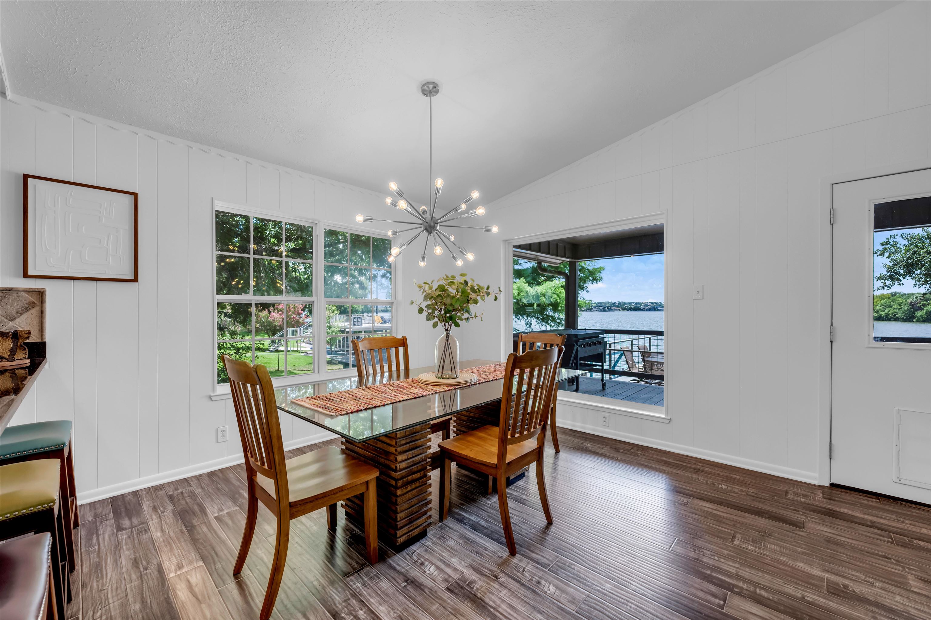 2814 Lakeview Drive