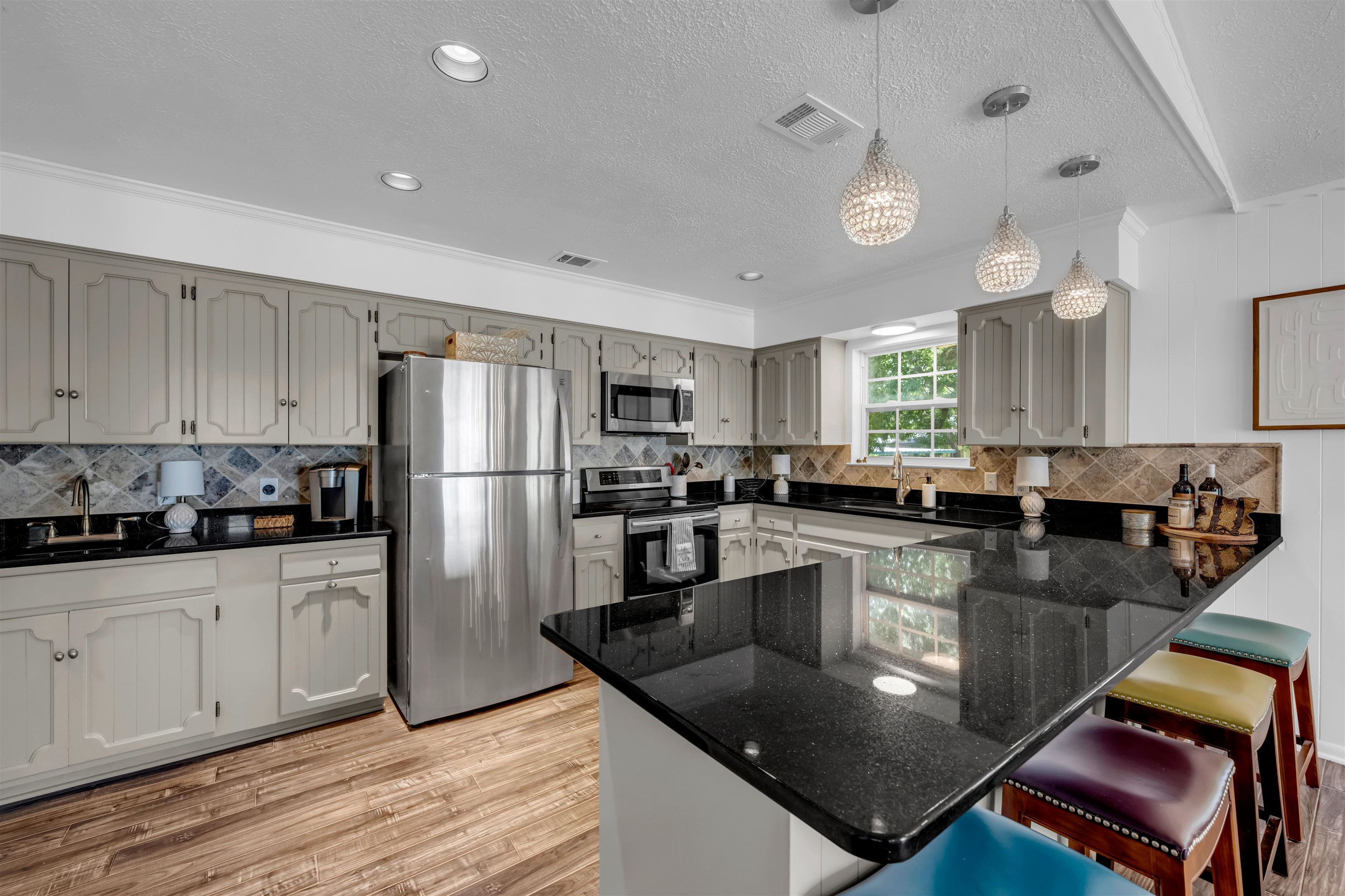 2814 Lakeview Drive