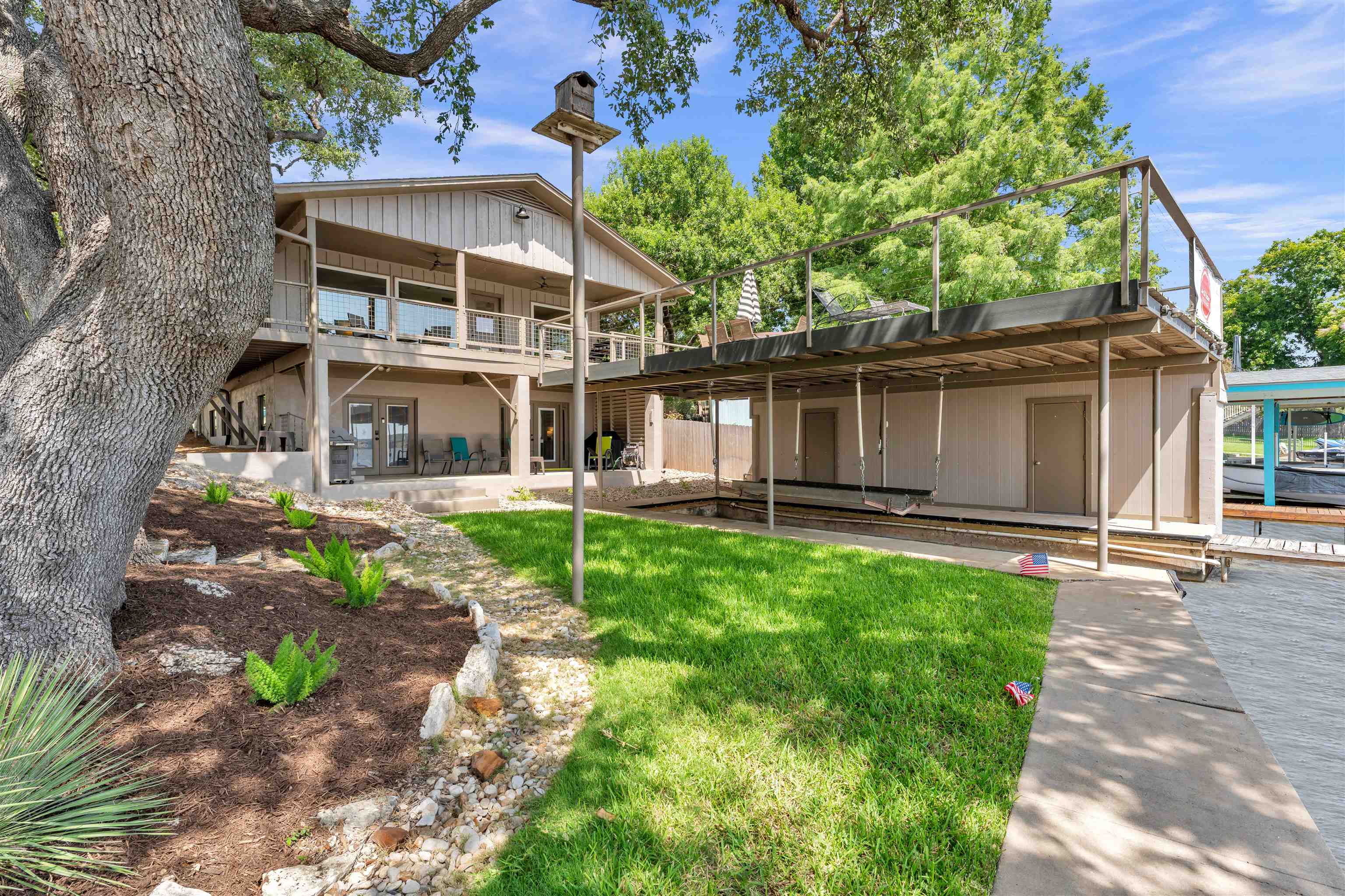 2814 Lakeview Drive