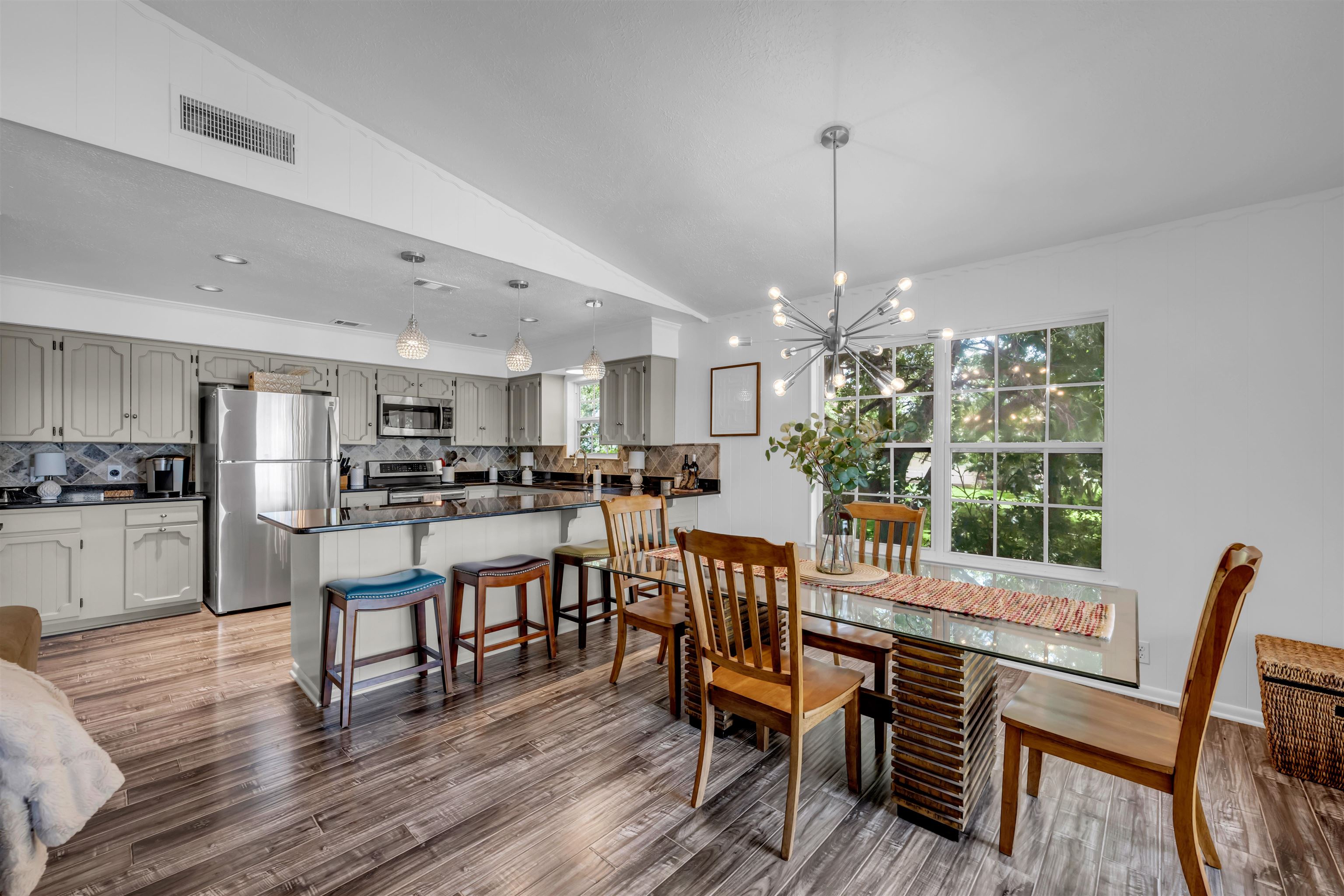 2814 Lakeview Drive