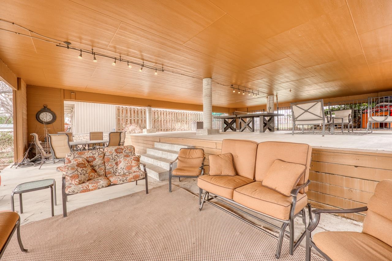 1130 LONG MOUNTAIN DRIVE