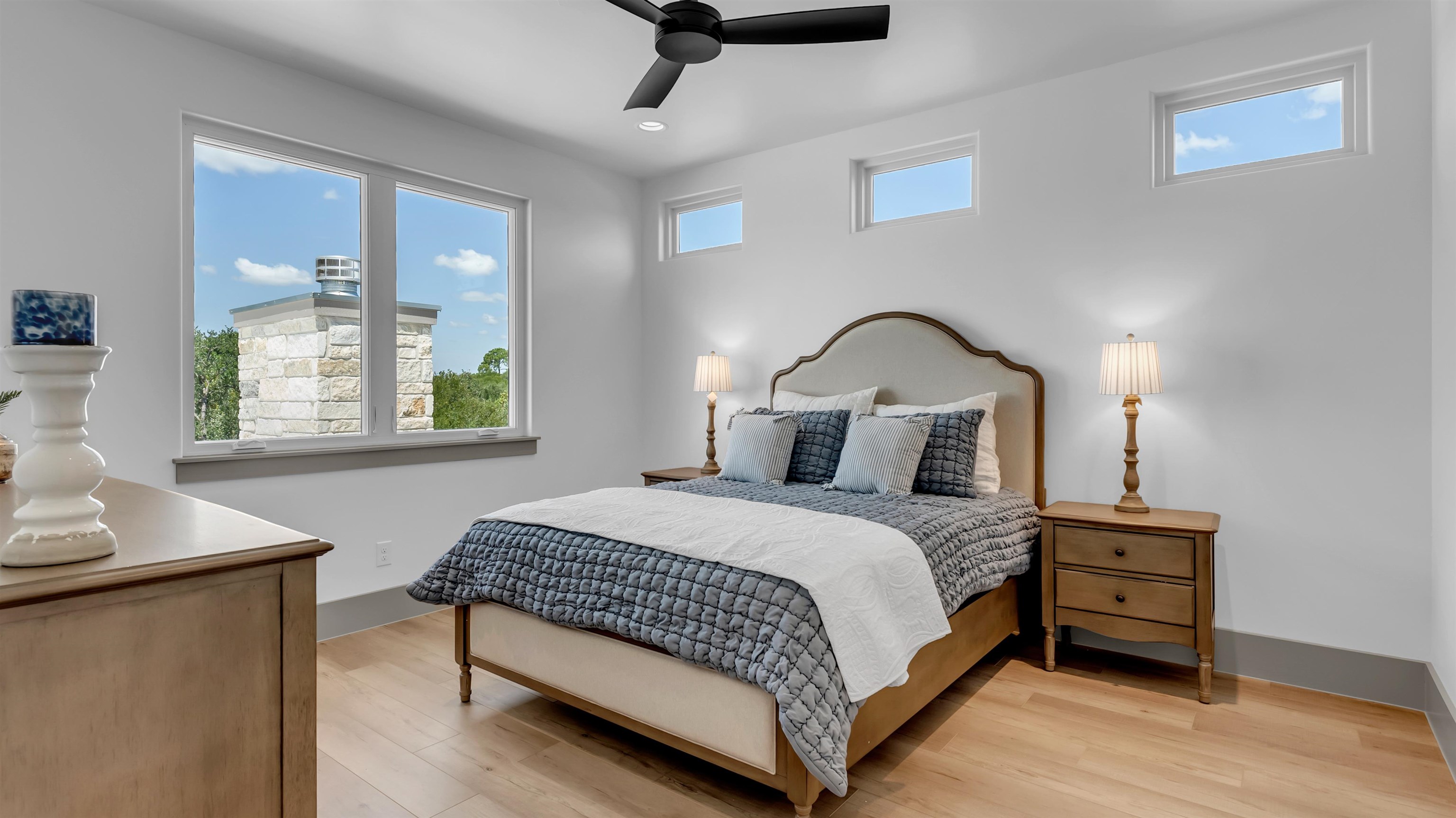208 E Lakeshore Drive