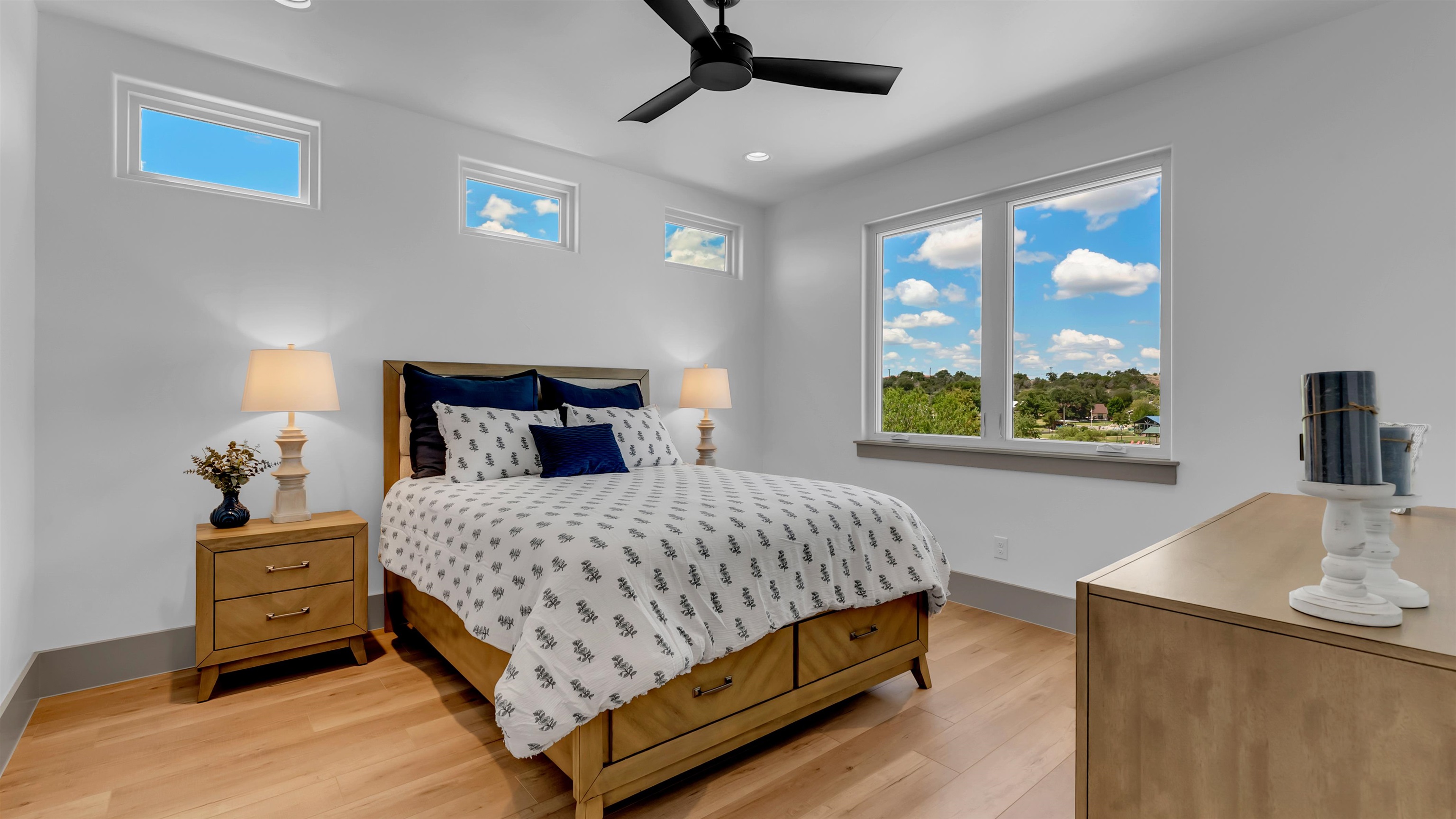 208 E Lakeshore Drive