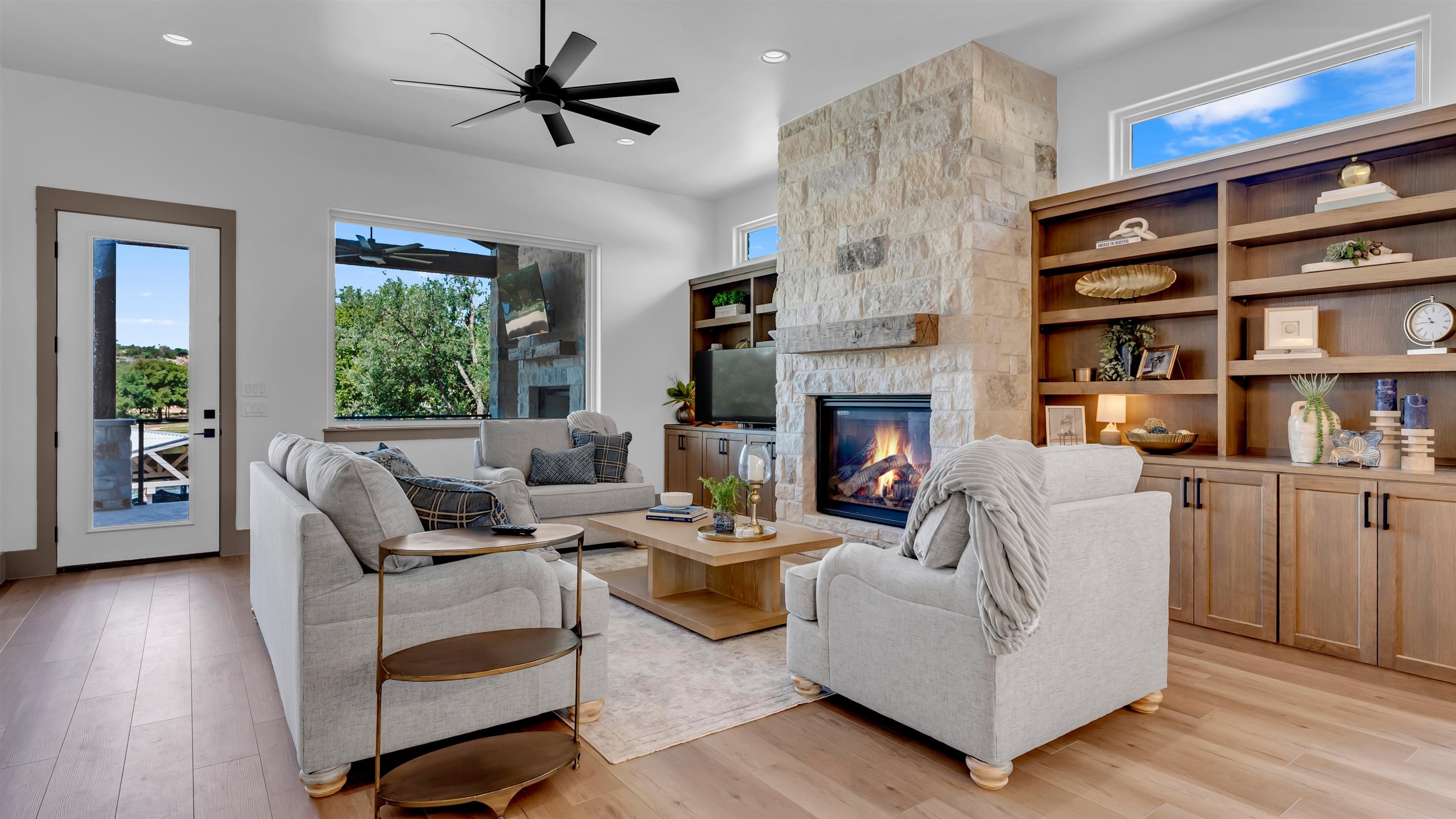 208 E Lakeshore Drive
