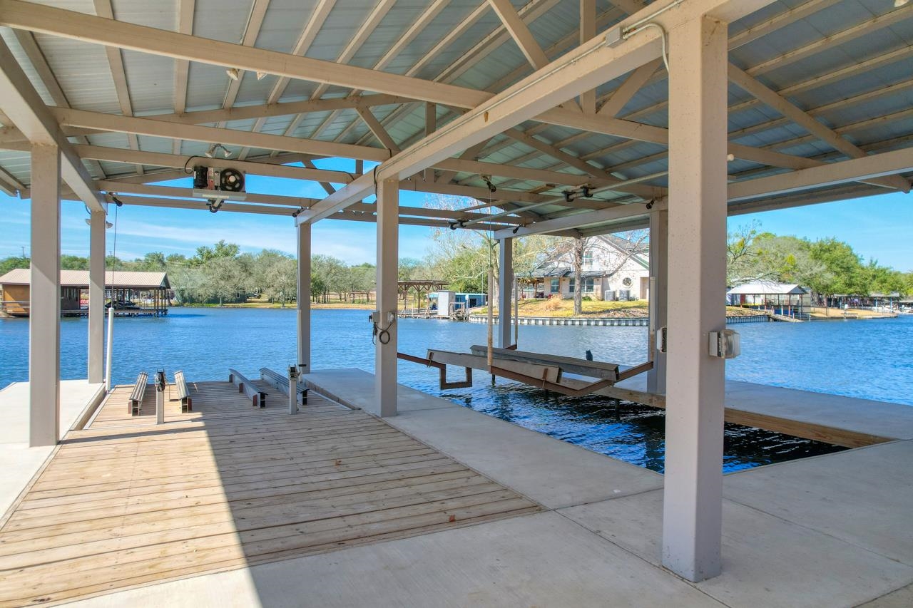 208 E Lakeshore Drive