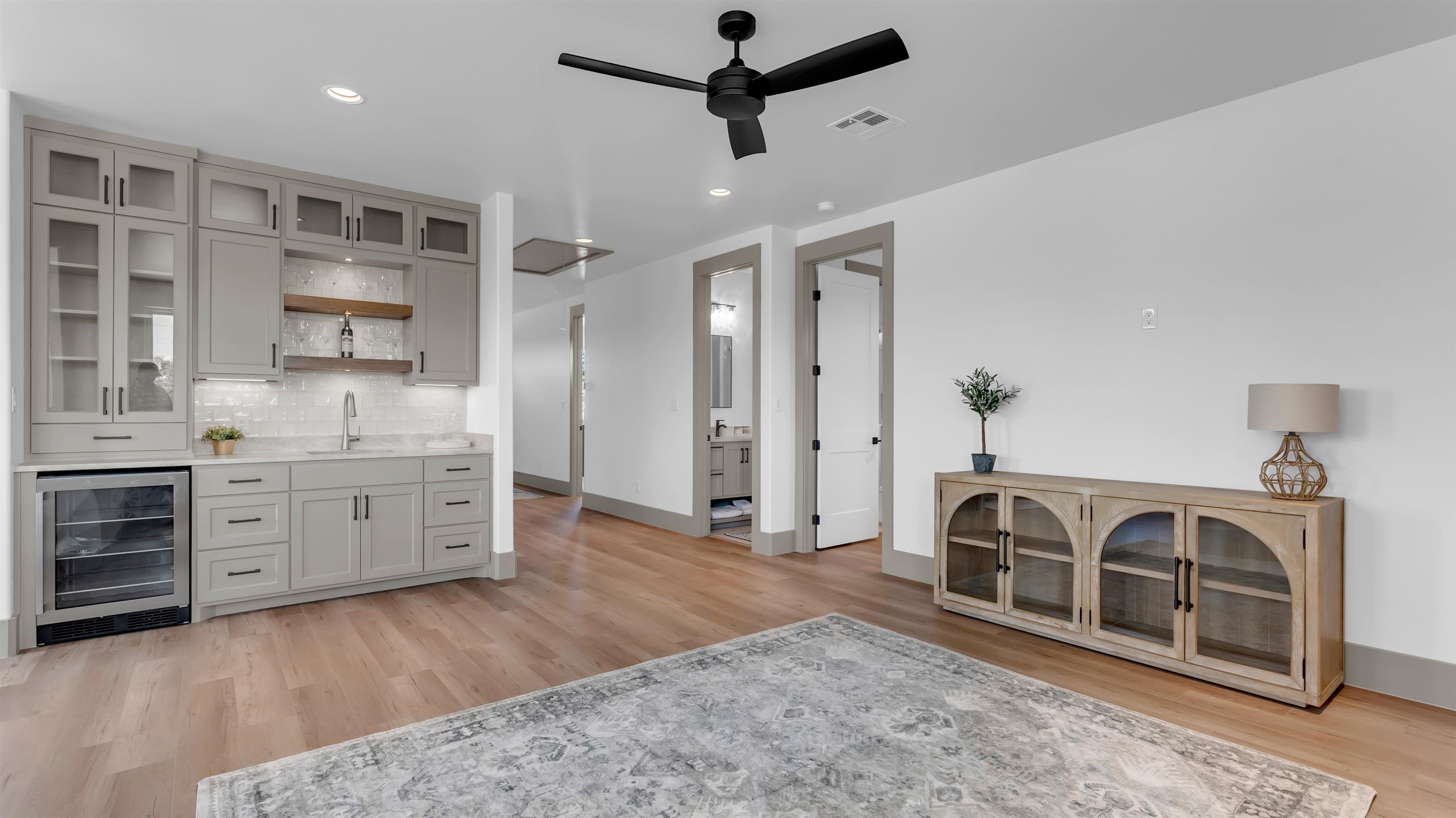 208 E Lakeshore Drive