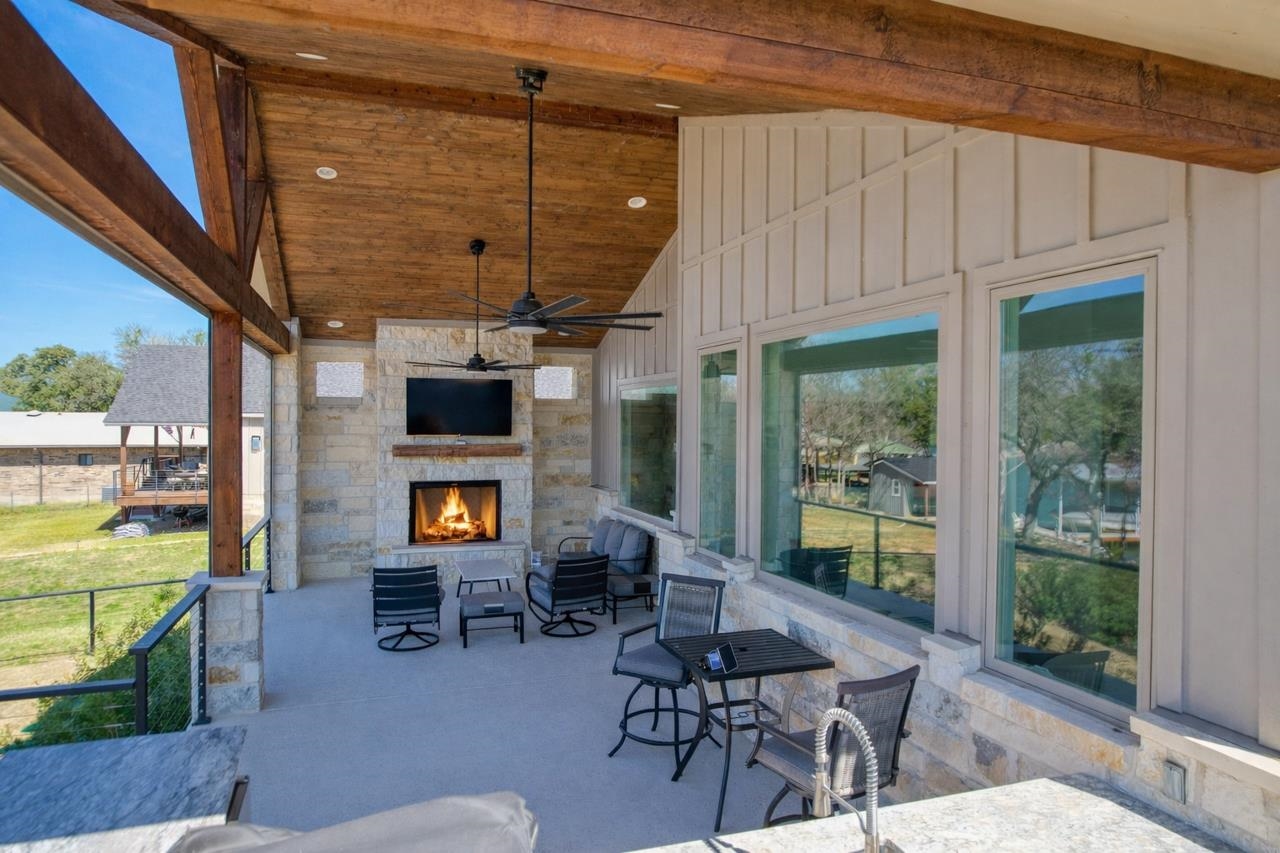 208 E Lakeshore Drive