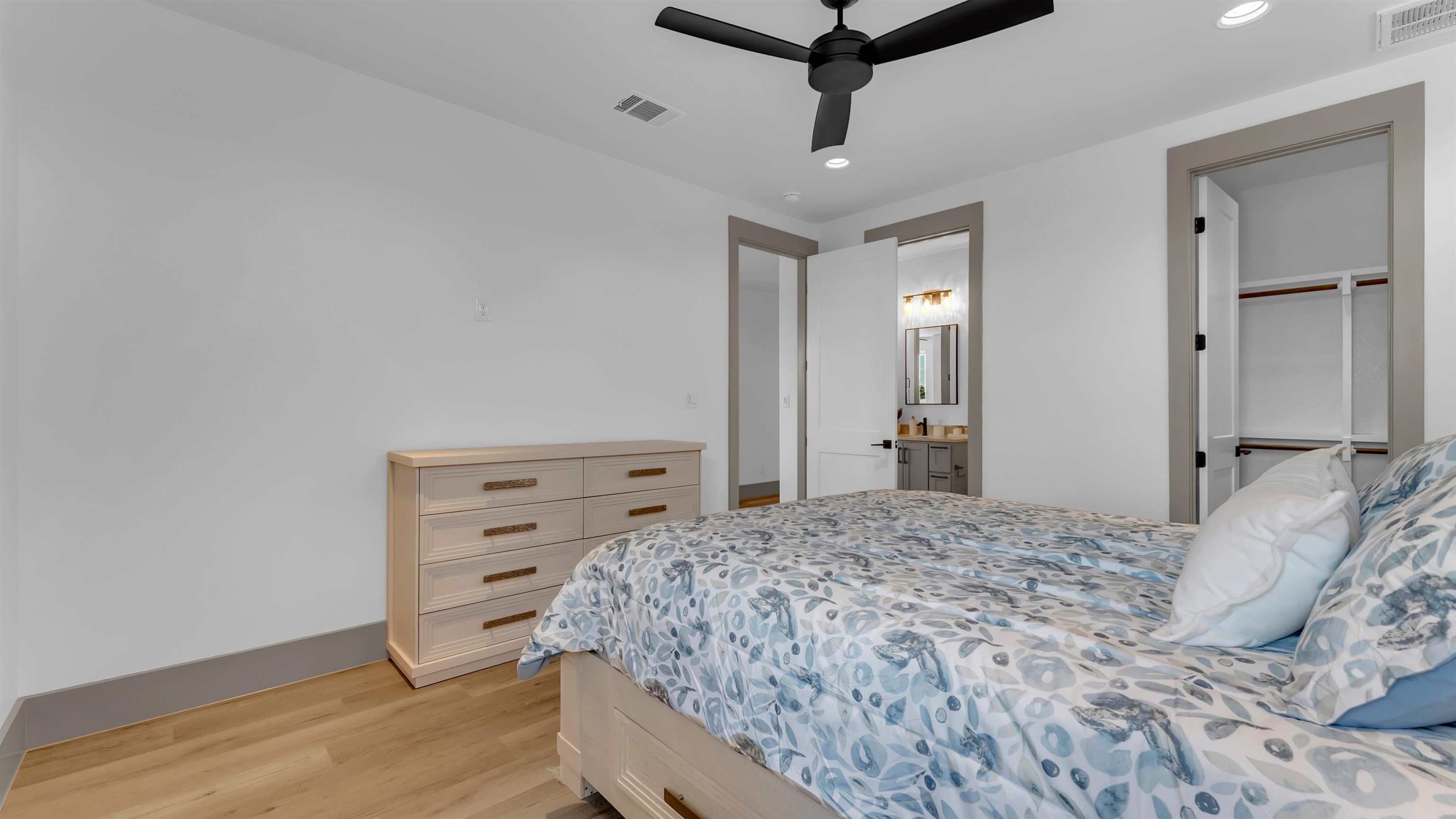 208 E Lakeshore Drive