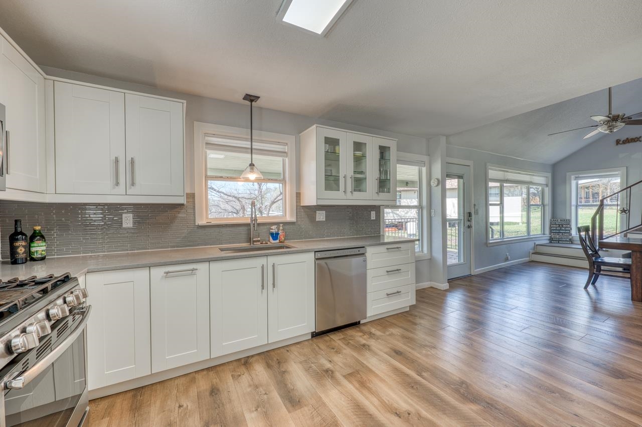 1318 Contour