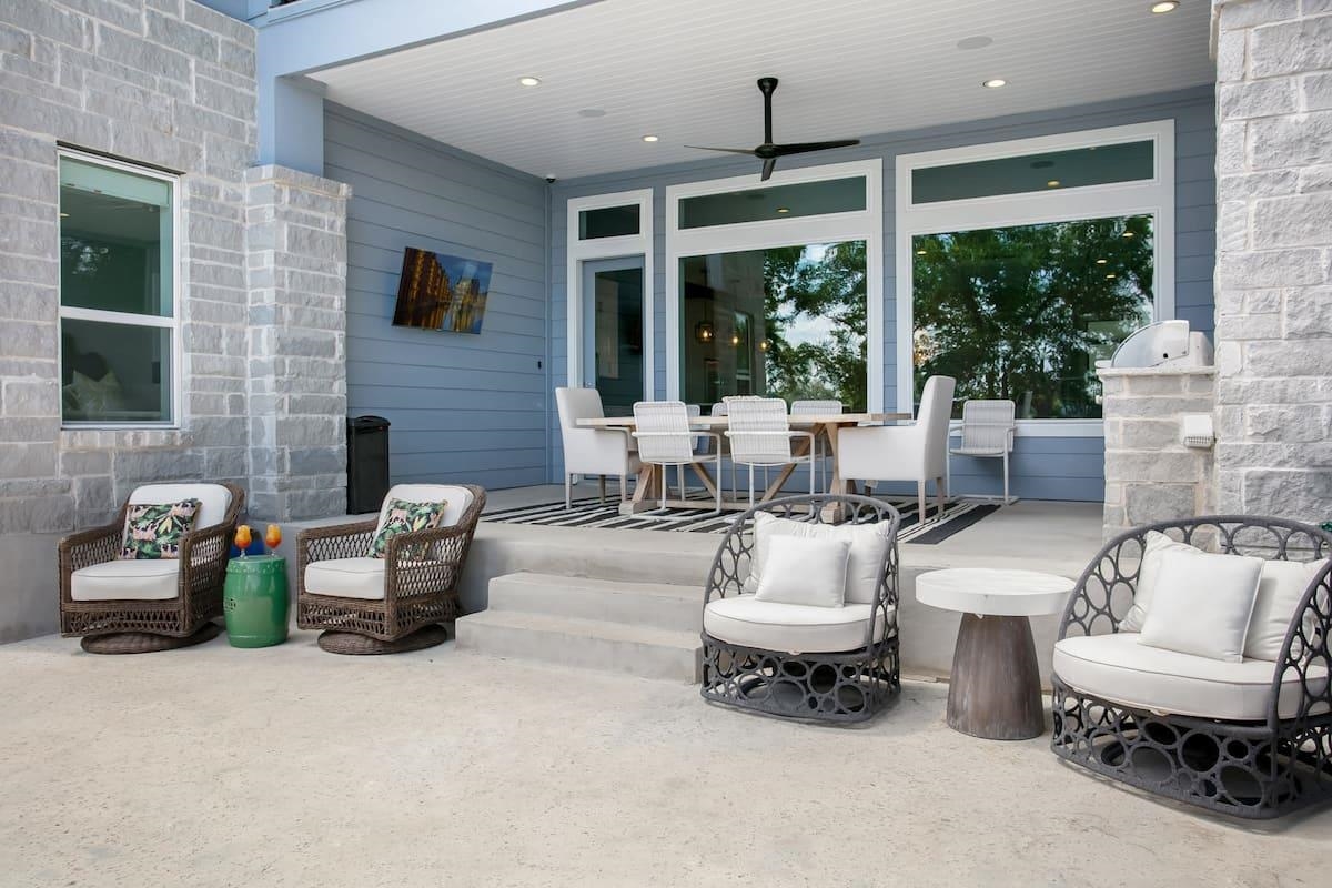 2526 River Oaks Drive