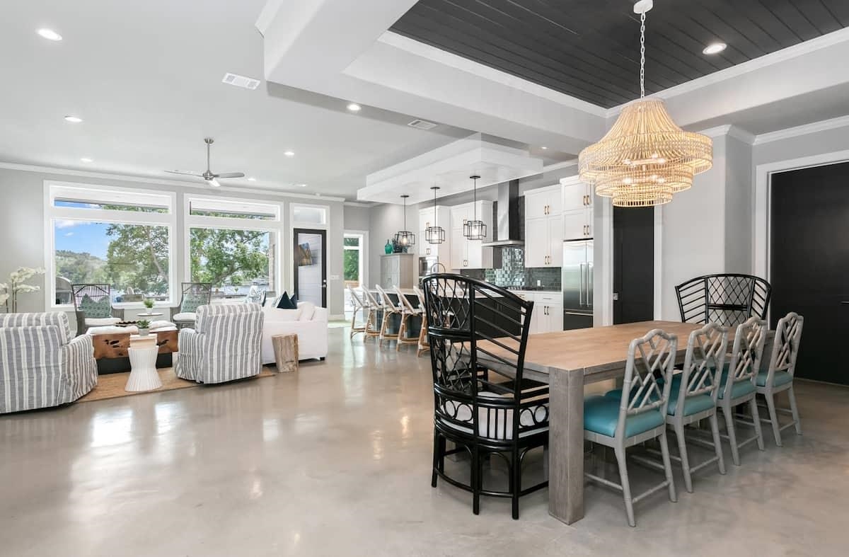 2526 River Oaks Drive