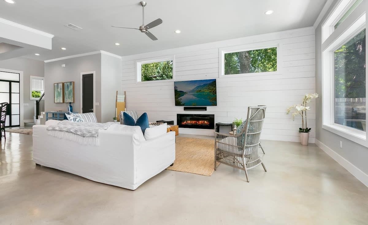 2526 River Oaks Drive