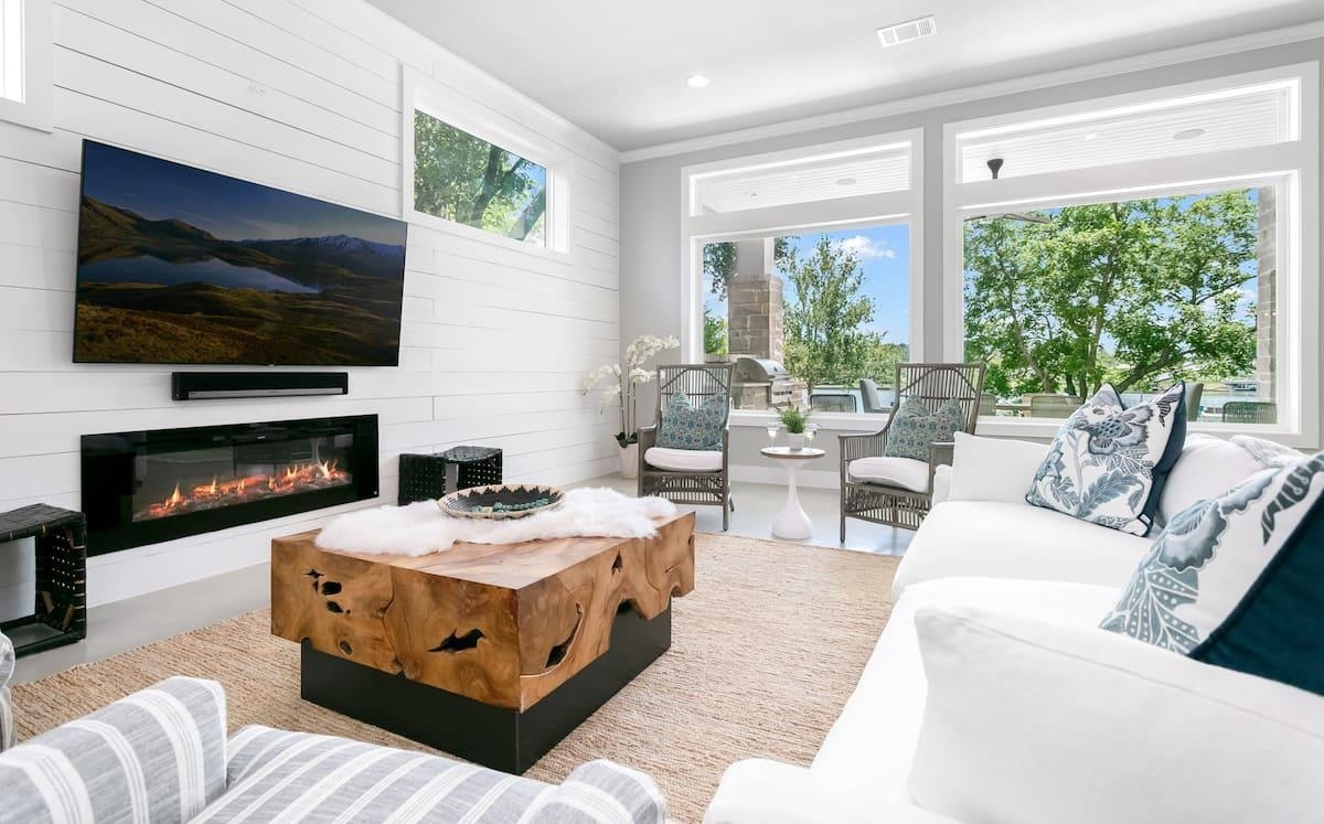 2526 River Oaks Drive