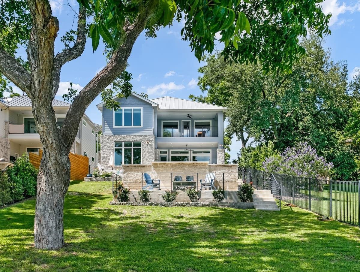 2526 River Oaks Drive