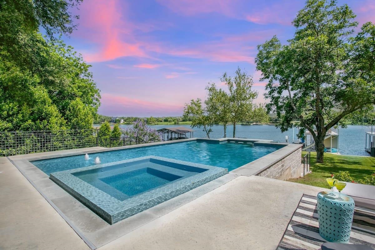 2526 River Oaks Drive
