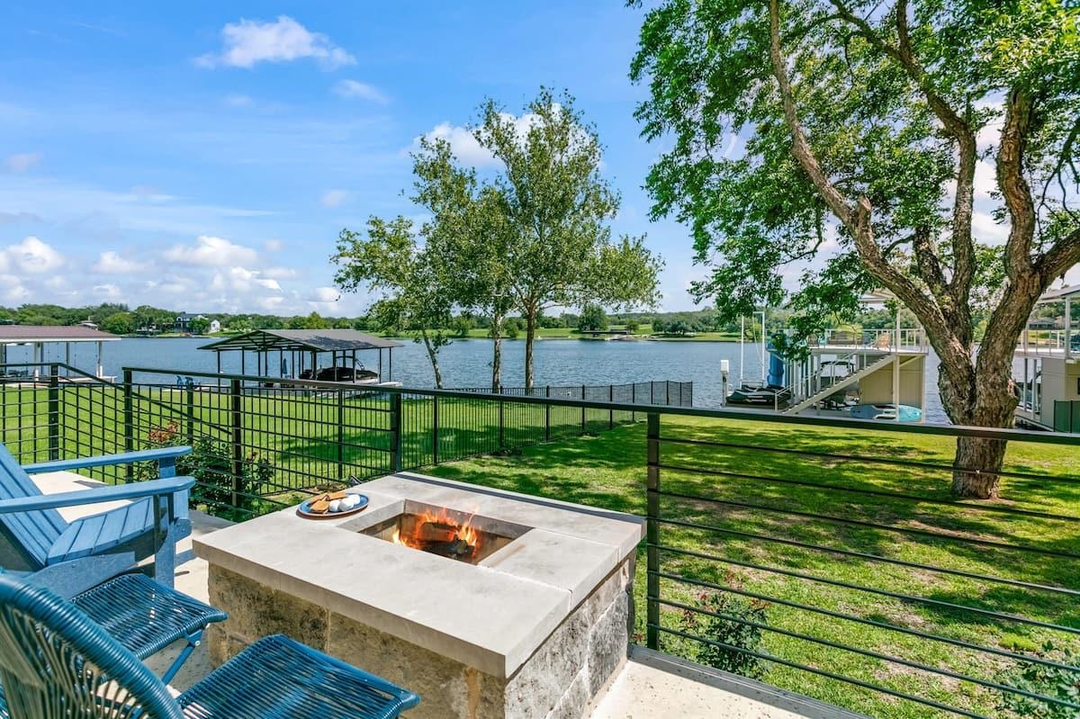 2526 River Oaks Drive