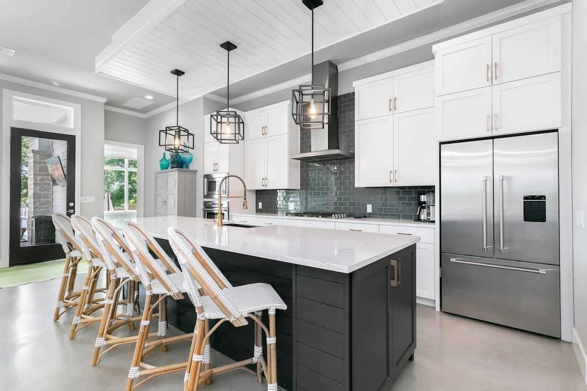 2526 River Oaks Drive